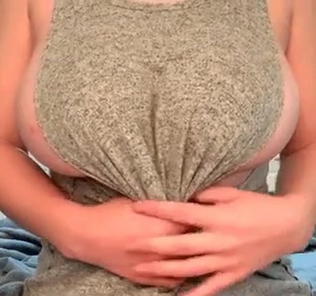 SmallGirlBigTitties