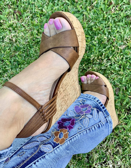 Kim_kisses_foot_goddess