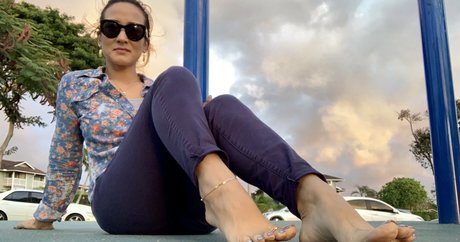 Kim_kisses_foot_goddess