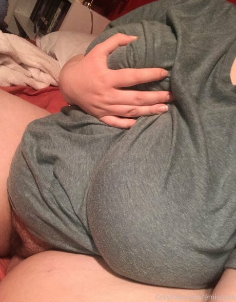 Photo nue de fuite OnlyFans de Emiscutie