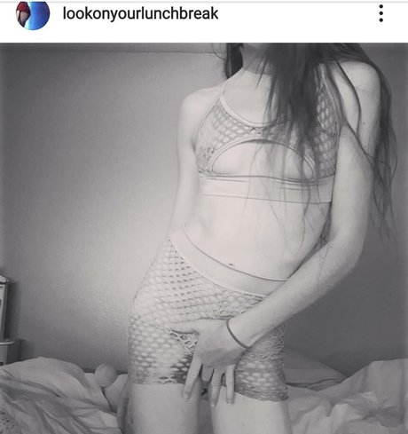 Photo nue de fuite OnlyFans de Lookonyourlunchbreak
