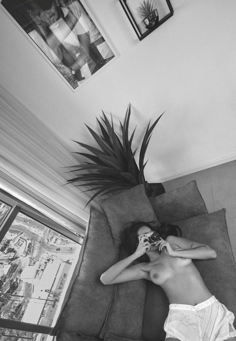 Photo nue de fuite OnlyFans de Neomi Attal