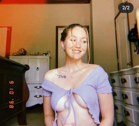 Photo nue de fuite OnlyFans de Youronlyabsinthe