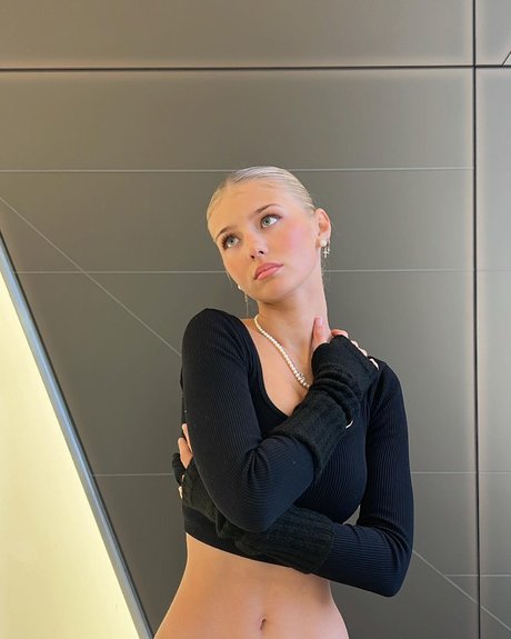 Elena Zoe