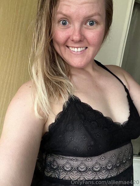 Photo nue de fuite OnlyFans de Alliemae420