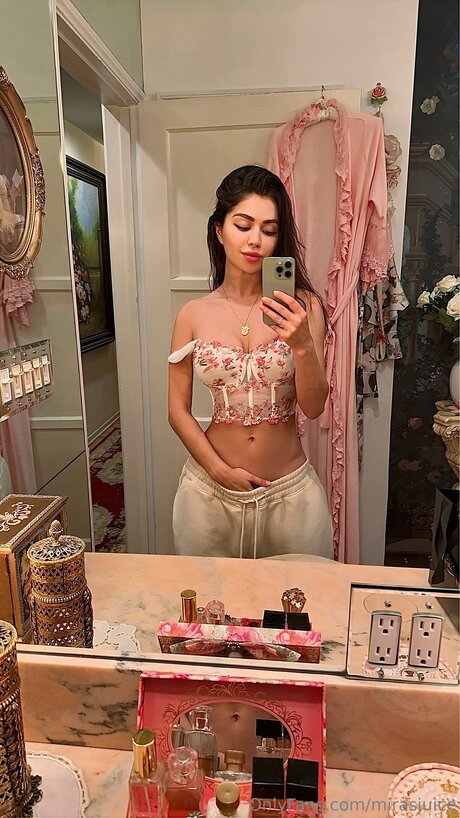 Photo nue de fuite OnlyFans de Mirasjuice