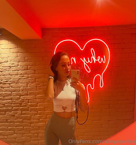Photo nue de fuite OnlyFans de Alleyesonlea