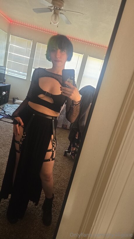 Photo nue de fuite OnlyFans de Shy Lil Pixie