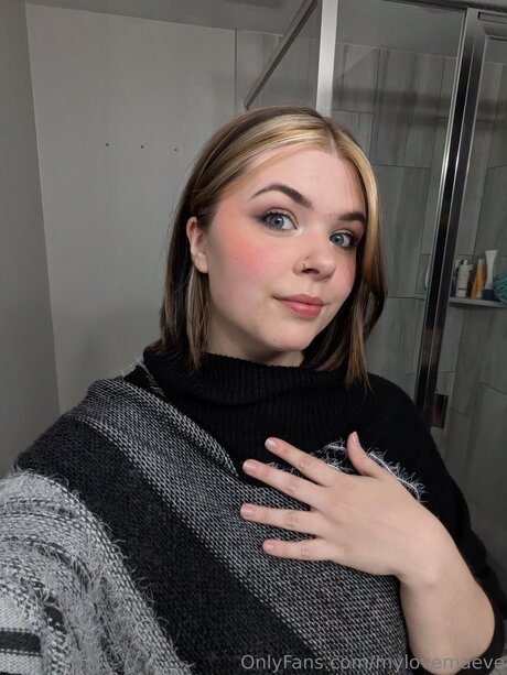 Photo nue de fuite OnlyFans de Mylovemaeve