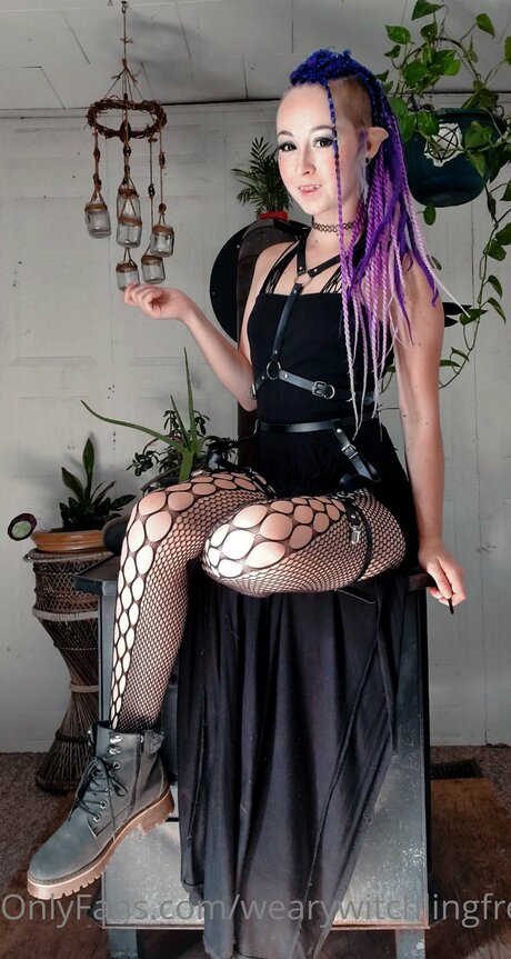 Photo nue de fuite OnlyFans de Wearywitchlingfree