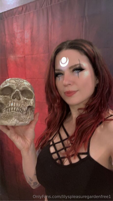 Photo nue de fuite OnlyFans de Lilyspleasuregardenfree1