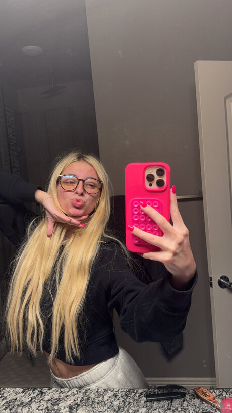 Photo nue de fuite OnlyFans de Petiteblondemodel