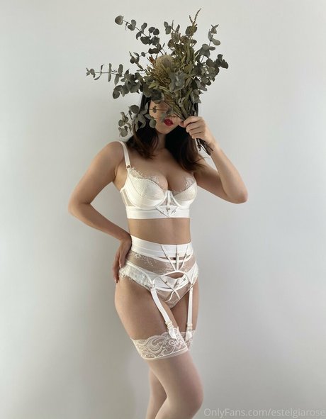 Photo nue de fuite OnlyFans de Estel Gia Rose