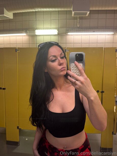 Dellacarolyn
