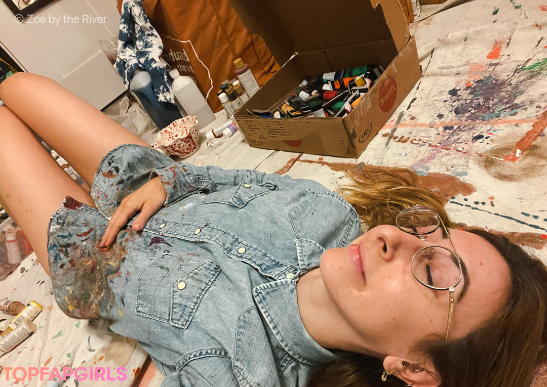 Photo nue de fuite OnlyFans de Zoebytheriverfree #30 Photo nue de fuite OnlyFans de Zoebytheriverfree #30