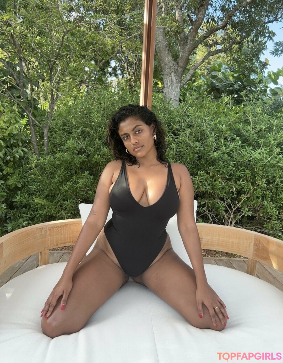 Photo nue de fuite OnlyFans de Yamini Nambimadom #19 Photo nue de fuite OnlyFans de Yamini Nambimadom #19
