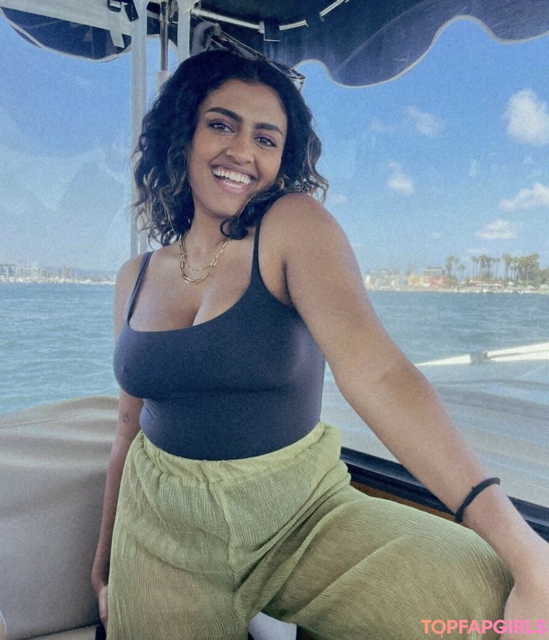 Photo nue de fuite OnlyFans de Yamini Nambimadom #25 Photo nue de fuite OnlyFans de Yamini Nambimadom #25