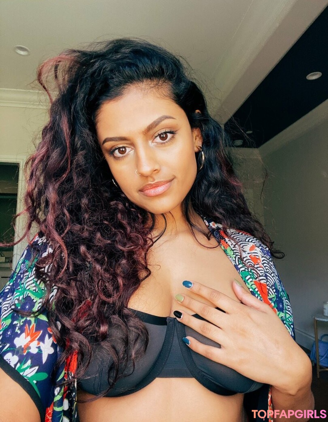 Photo nue de fuite OnlyFans de Yamini Nambimadom #8 Photo nue de fuite OnlyFans de Yamini Nambimadom #8