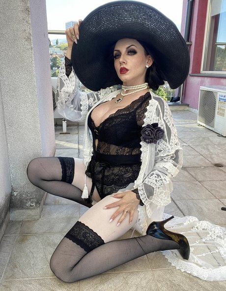 Ezy Summers Cosplay