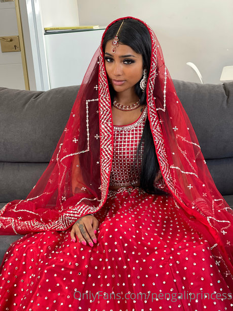 Yasmina Khan