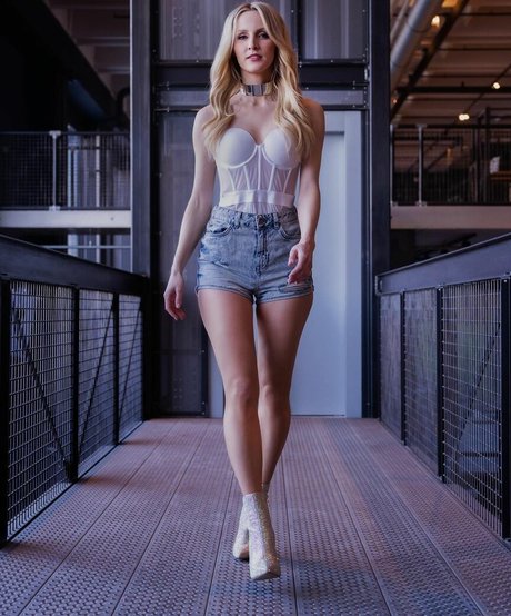 Photo nue de fuite OnlyFans de Melissa Naschenweng