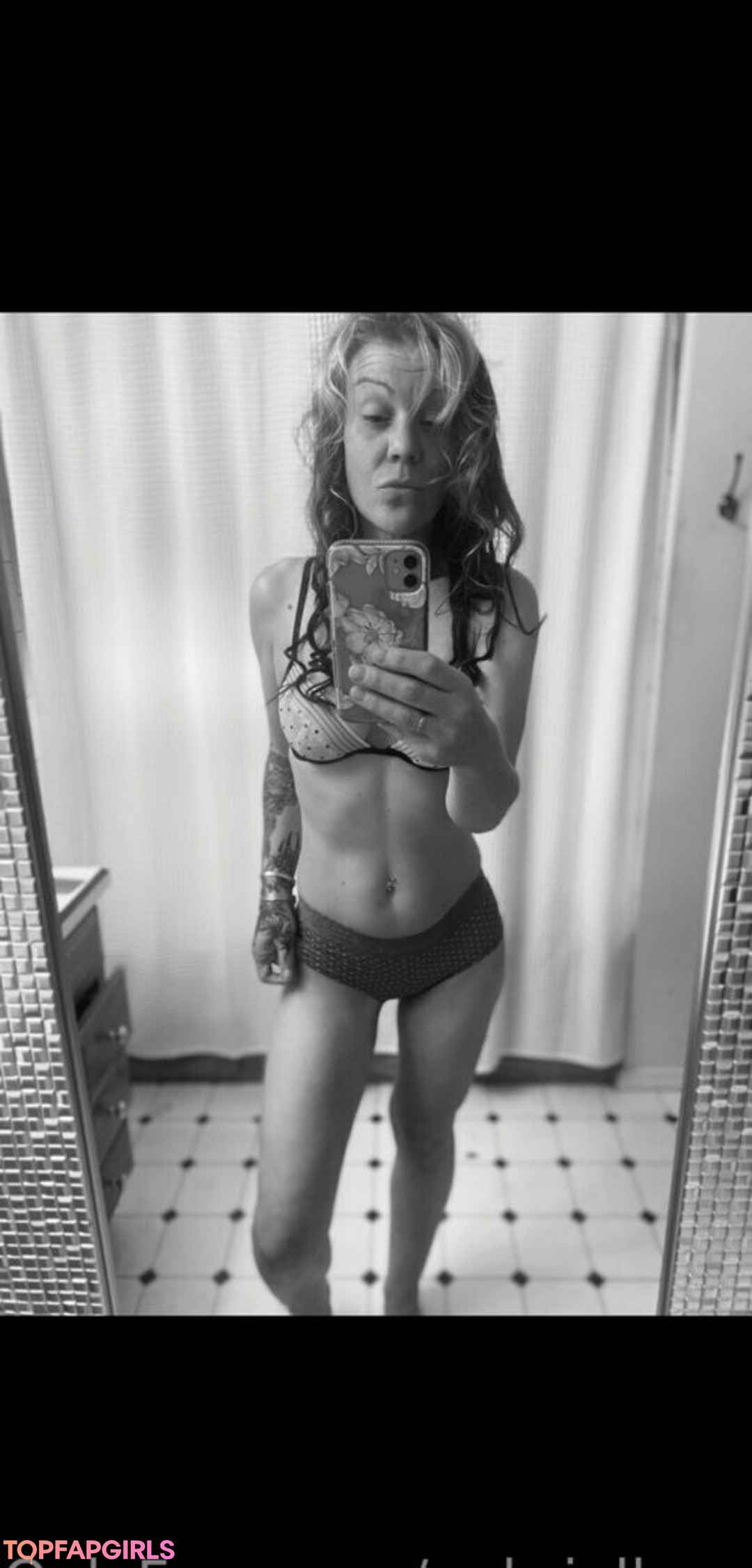 Photo nue de fuite OnlyFans de Gabriellawoods598 #84 Photo nue de fuite OnlyFans de Gabriellawoods598 #84