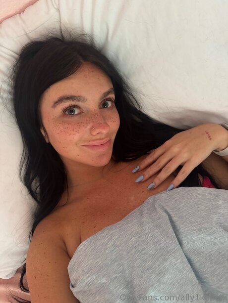 Photo nue de fuite OnlyFans de Ally1kenobi