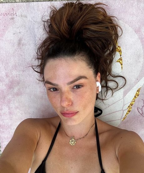 Isis Valverde