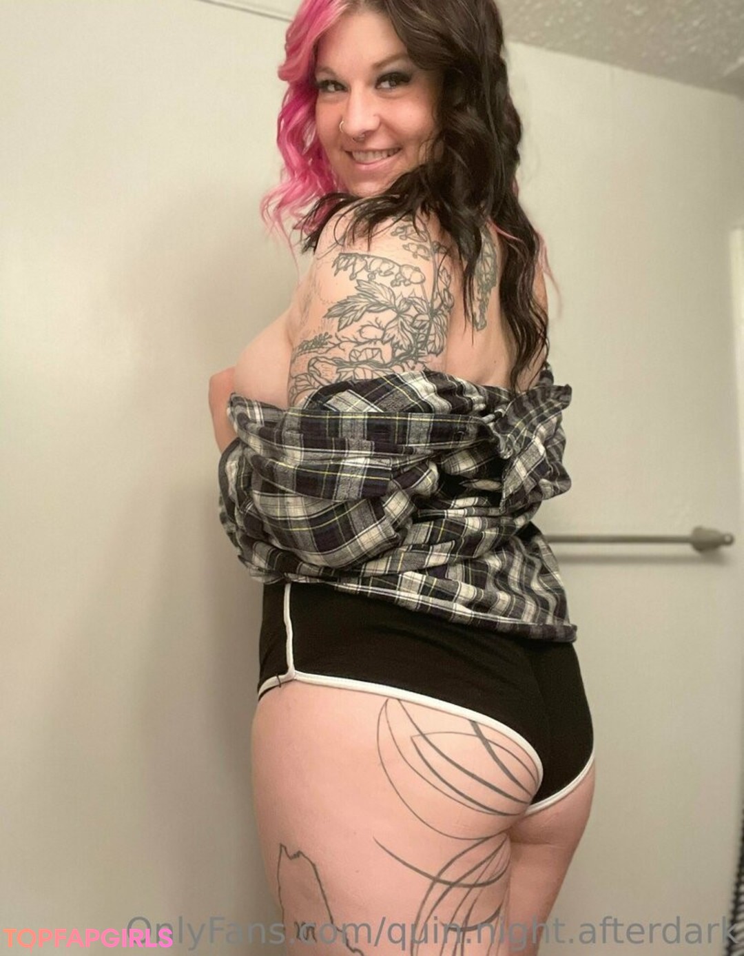 Photo nue de fuite OnlyFans de Quinnightafterdark #19 Photo nue de fuite OnlyFans de Quinnightafterdark #19