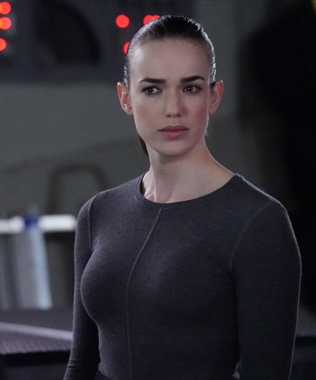 Photo nue de fuite OnlyFans de Elizabeth Henstridge
