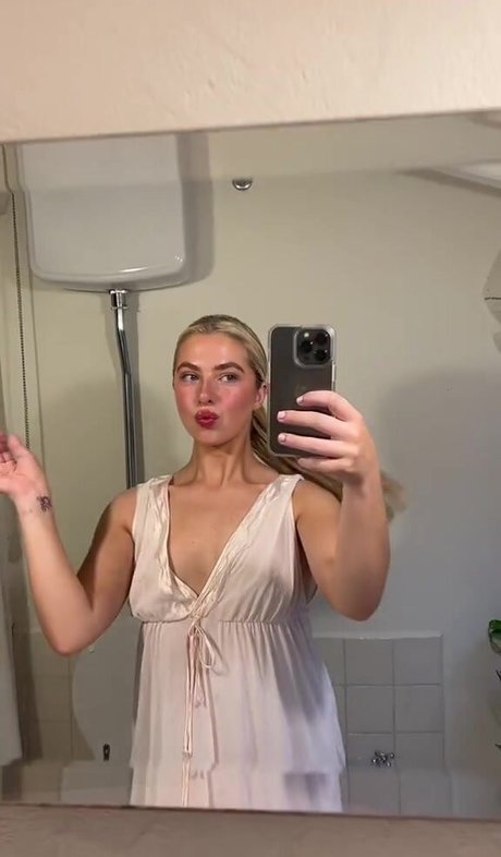 Anais Gallagher