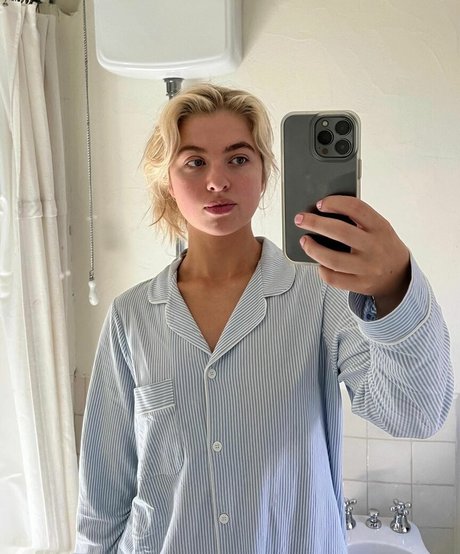 Anais Gallagher