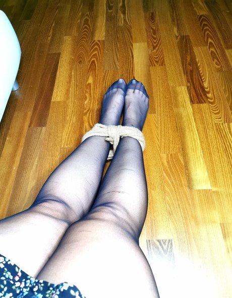 Photo nue de fuite OnlyFans de Nylonfeetladyswitzerland