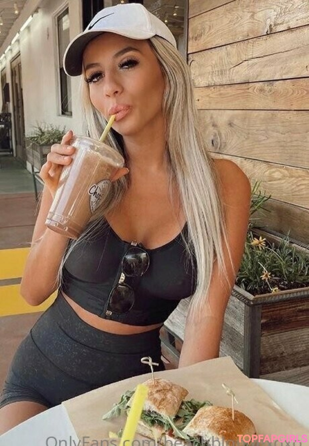 Photo nue de fuite OnlyFans de Beachblondexoxo #16 Photo nue de fuite OnlyFans de Beachblondexoxo #16