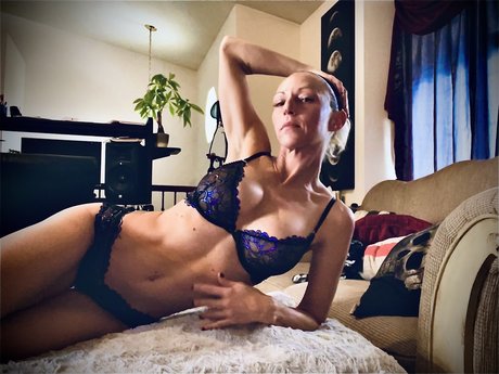 Petite Hiphop Vixen