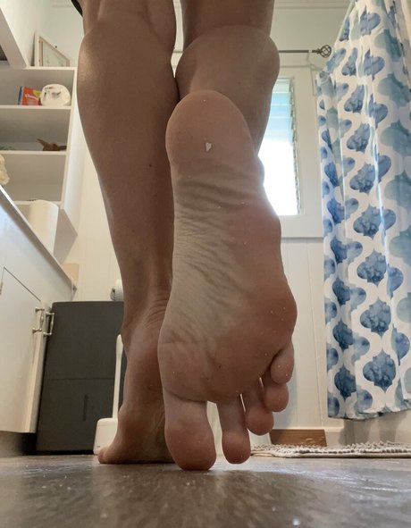 Thebarefootcutie