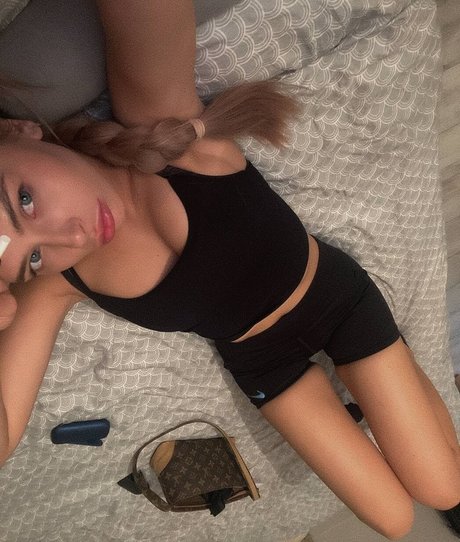 Photo nue de fuite OnlyFans de Mihalina Novakovskaya