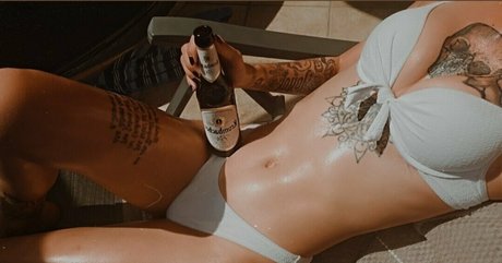 Littlemissnaughtytw
