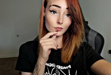 Littlemissnaughtytw