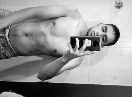 Photo nue de fuite OnlyFans de Santiago Olaya