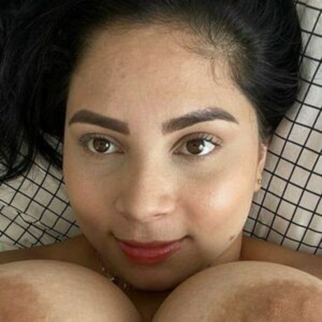 Photo nue de fuite OnlyFans de Kimvelezoficial