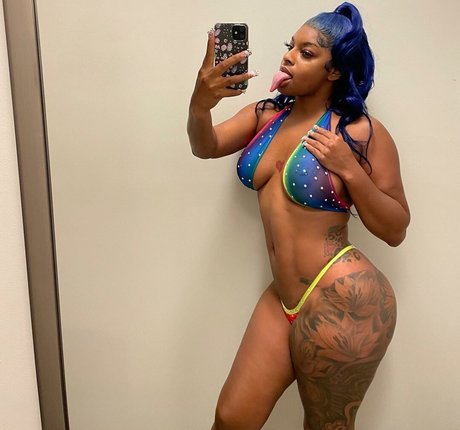 Photo nue de fuite OnlyFans de Long Tongue Fetish