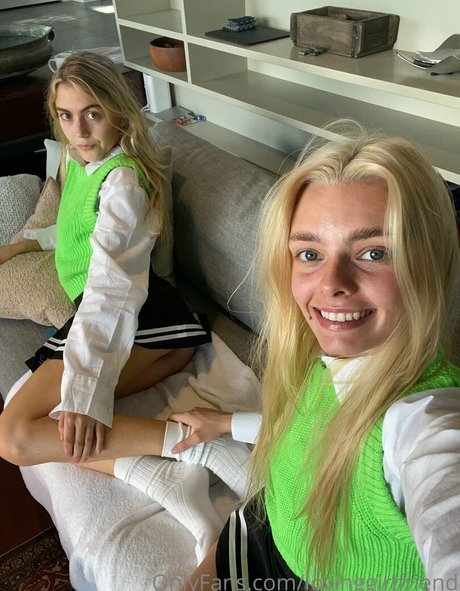 Photo nue de fuite OnlyFans de Blondestepsisters18yo