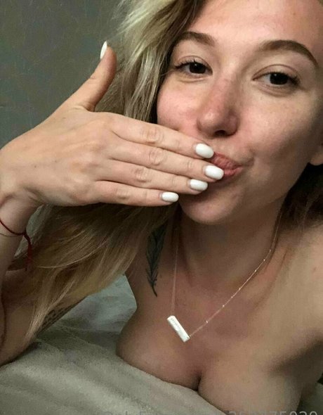 Photo nue de fuite OnlyFans de Emillyxo