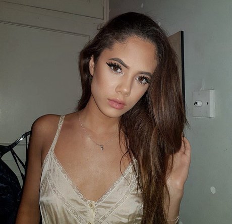 Photo nue de fuite OnlyFans de Saoirse Alicia Behzadi