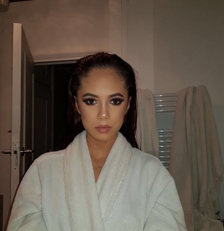Photo nue de fuite OnlyFans de Saoirse Alicia Behzadi