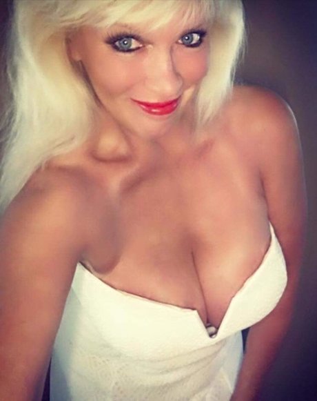 Sandie Lee
