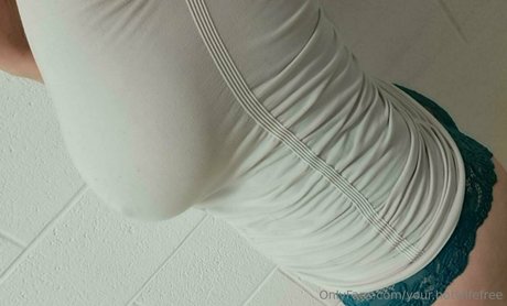 Photo nue de fuite OnlyFans de Yourhotwifefree