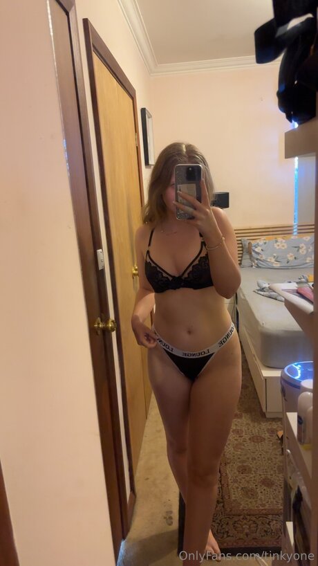 Photo nue de fuite OnlyFans de Tinkyone