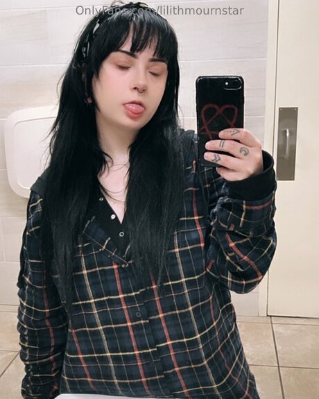 Photo nue de fuite OnlyFans de Lilithmournstar